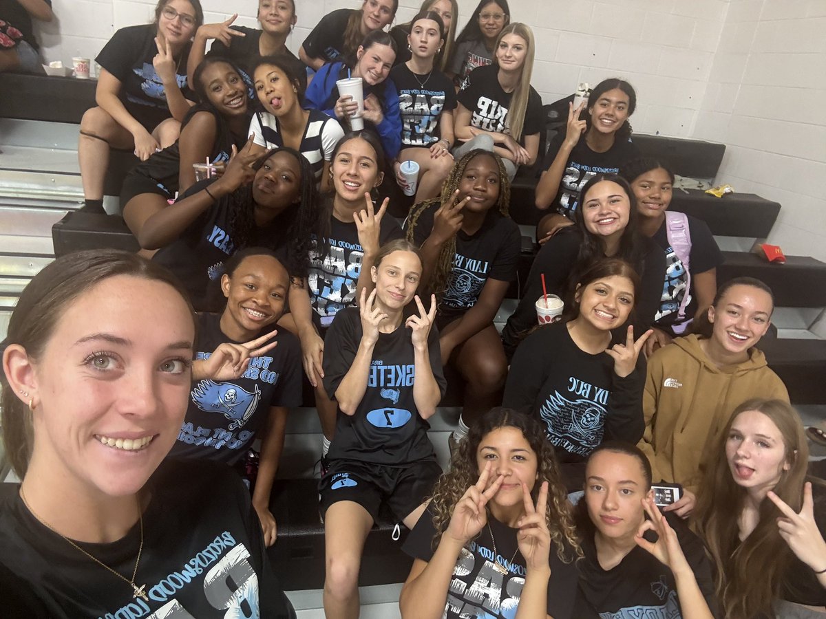 ladybuchoops's tweet photo. We had a great time supporting volleyball tonight. Go Lady Bucs! https://t.co/JNRqChyFUO