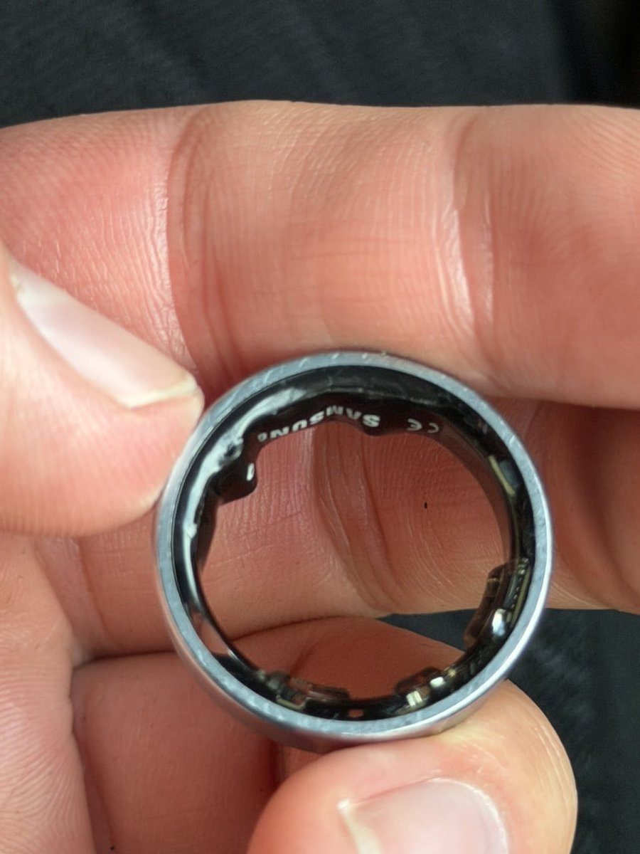 HimanshiTech's tweet image. Samsung Galaxy Ring, let me know if you see what’s wrong with it.