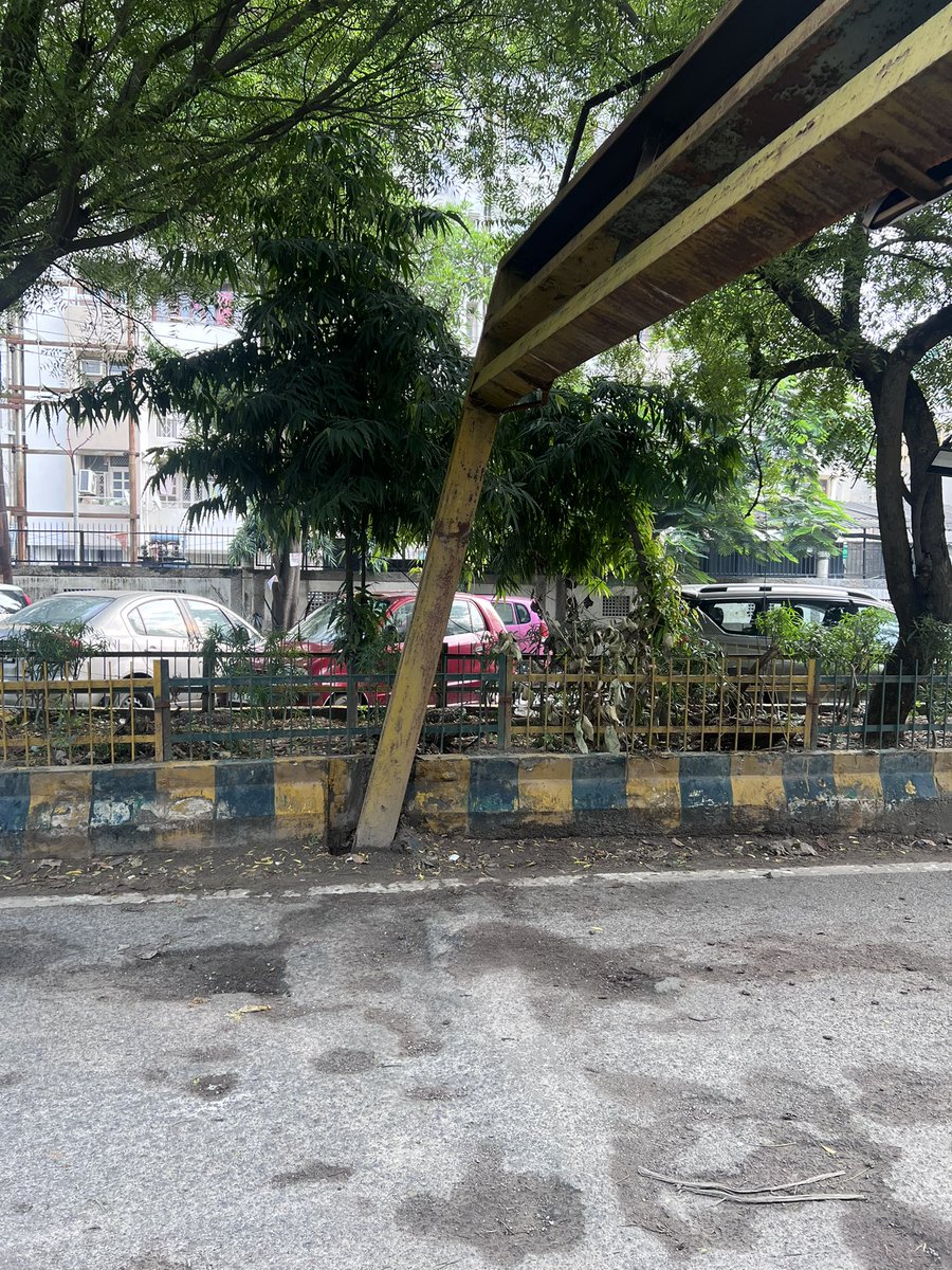 sethichetan's tweet photo. DISASTER WAITING TO HAPPEN

The height-restriction barrier opp Overseas Apartments, Sec 50 looks ready to collapse - a serious threat.

To make matters worse, other side of the road has been shut for 2 mnts due to a sinkhole. Authorities must act NOW!

@Noidatraffic @CeoNoida https://t.co/uReohs90gH