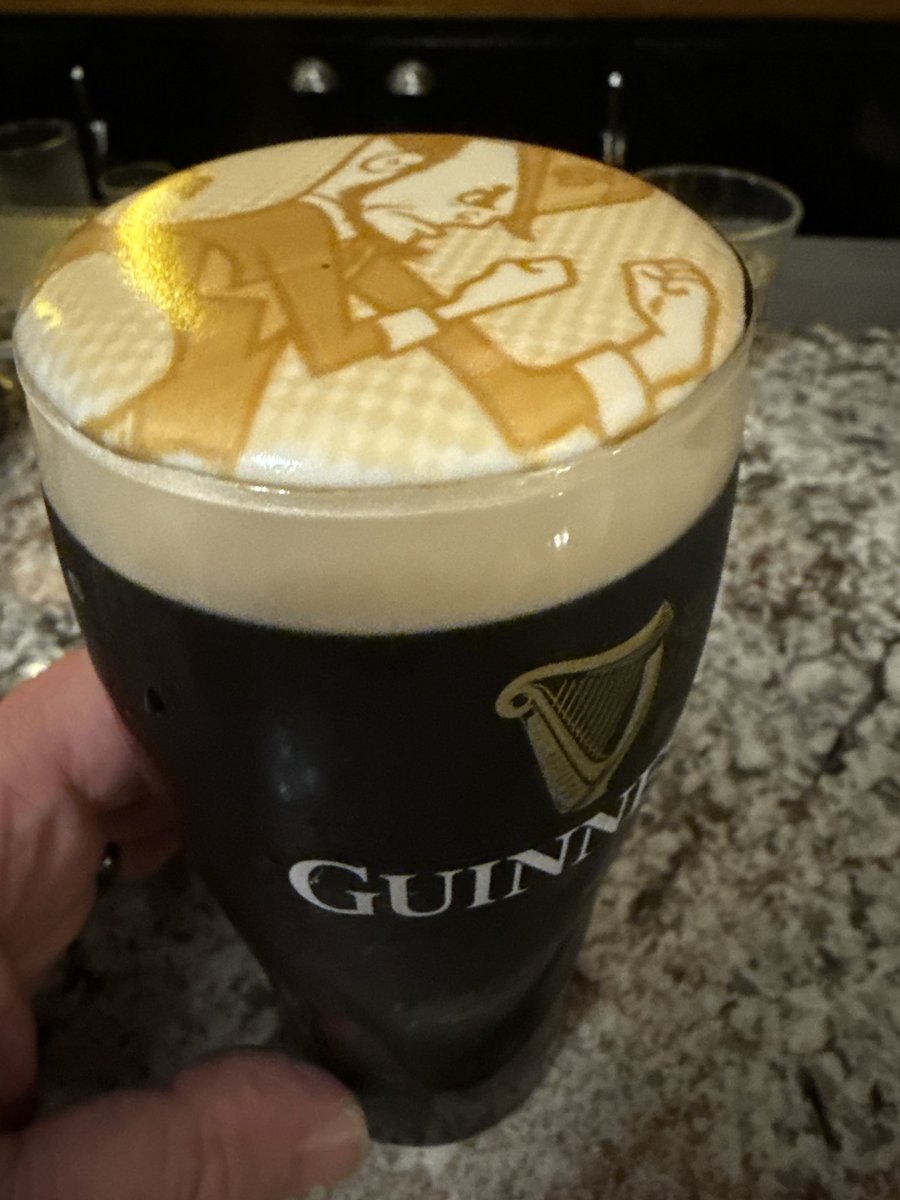 ChrisOchocki's tweet photo. Need a ruling from @JeramiahDickey or @Keleka24 or @BJRains or @kevin_hiatt 

Ordered a Guinness tonight at an Irish pub and it came out like this… 

Am I allowed to drink this pint? https://t.co/s6fzAb6zlO