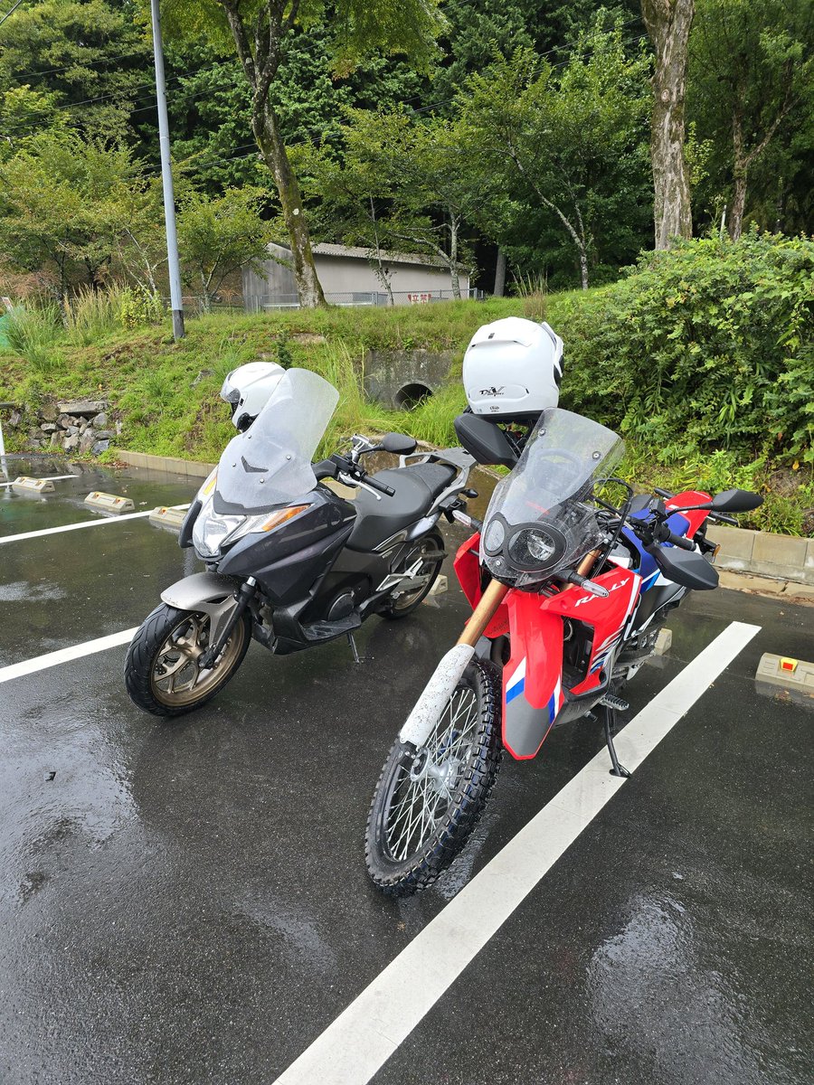 StaffYuya's tweet photo. 雨の中こんなバイクでオフロードしてる🤣
#staffyuya #honda #nc750 #rc71 #バイクツーリング #オフロード https://t.co/1DIRxUQsDJ