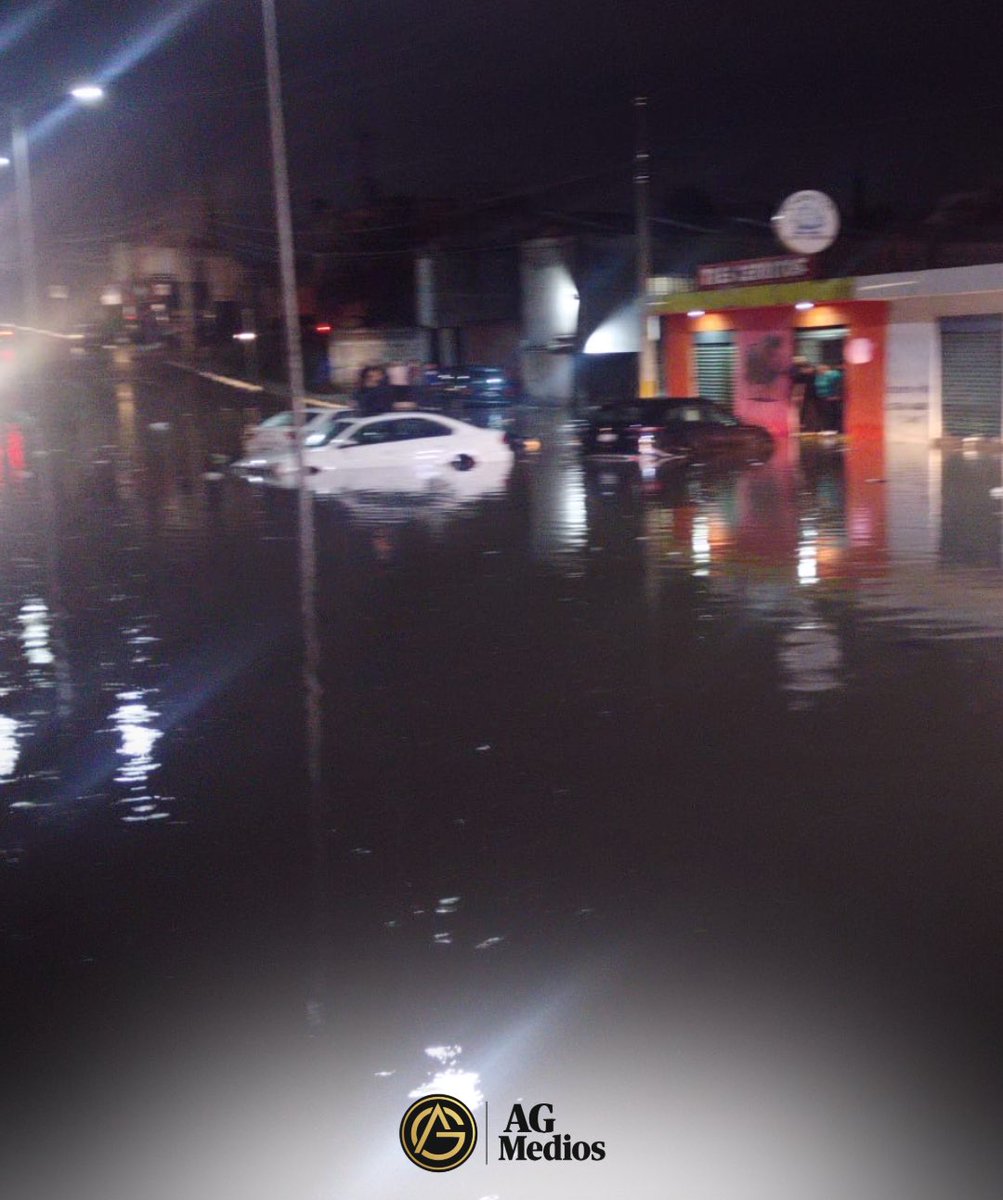 🚨 #ÚltimoMinuto | Tras las intensas lluvias se registra inundación en Blvd. Carmelitas, pasando Periférico con sentido a Las Torres.
🚗 Autos quedaron varados.
⚠️ Maneje con precaución y considere rutas alternas.