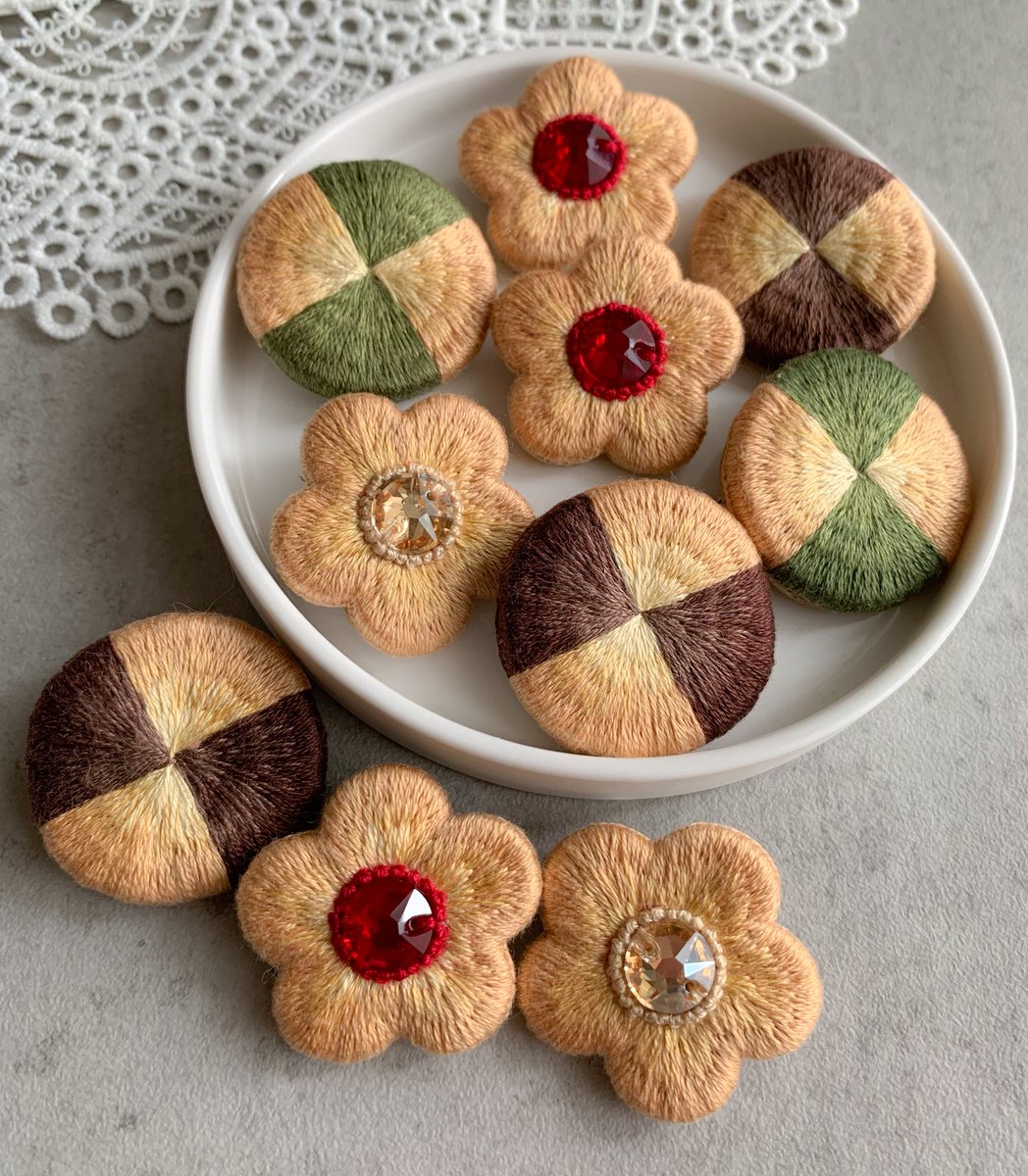 _kobuta__'s tweet photo. クッキーの刺繍ブローチ❁⃘*.ﾟ https://t.co/7uWuB7Y44u