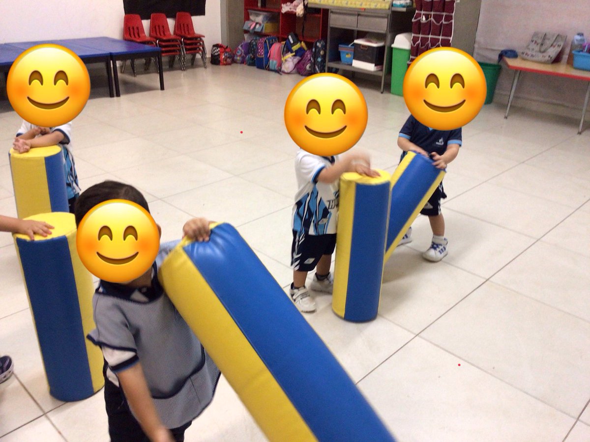 Alumnos de Guardería haciendo movimientos con cilindros al ritmo de la música ⁦<a href="/CSBoficial/">Colegio Simón Bolívar</a>⁩ ⁦<a href="/oz_csb/">Oscar Zúñiga</a>⁩ ⁦<a href="/JJHoyos_CSB/">Jesús Hoyos</a>⁩ ⁦<a href="/DonyOcampo/">Dony Encarnación Ocampo</a>⁩