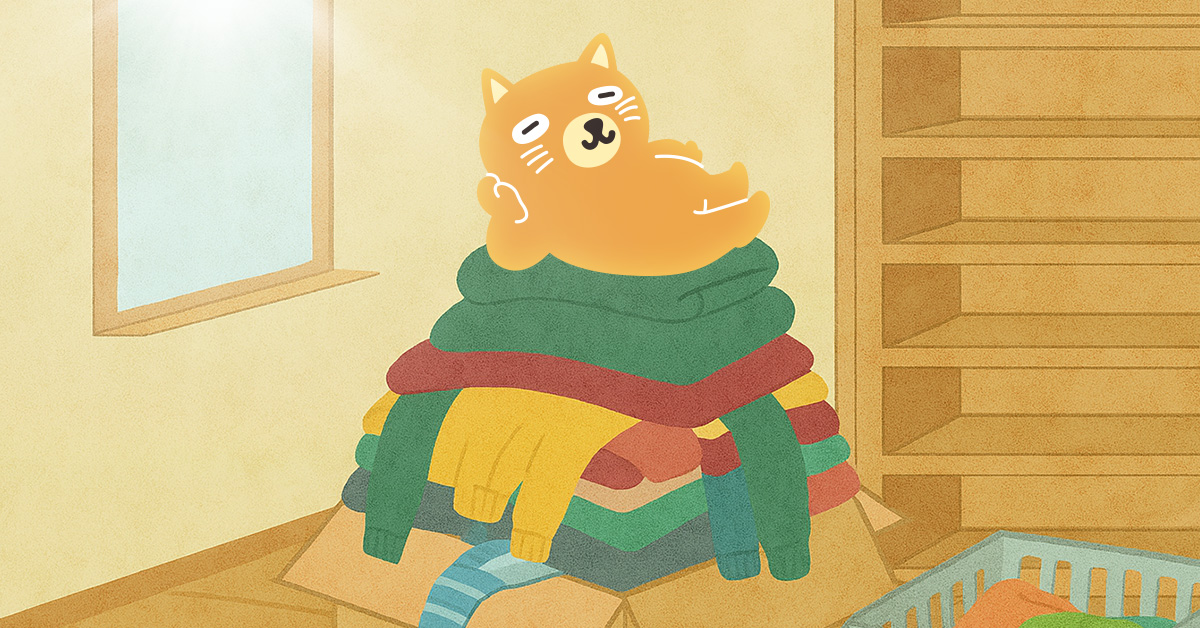 今日は衣替えの日らしいニャ👕

去年の服を出してたら、
服の山ができてお昼寝スポット発見ニャ♪

ちょっとゴロゴロしてからがんばるニャ～💤

#今日は何の日 #衣替えの日 #秋