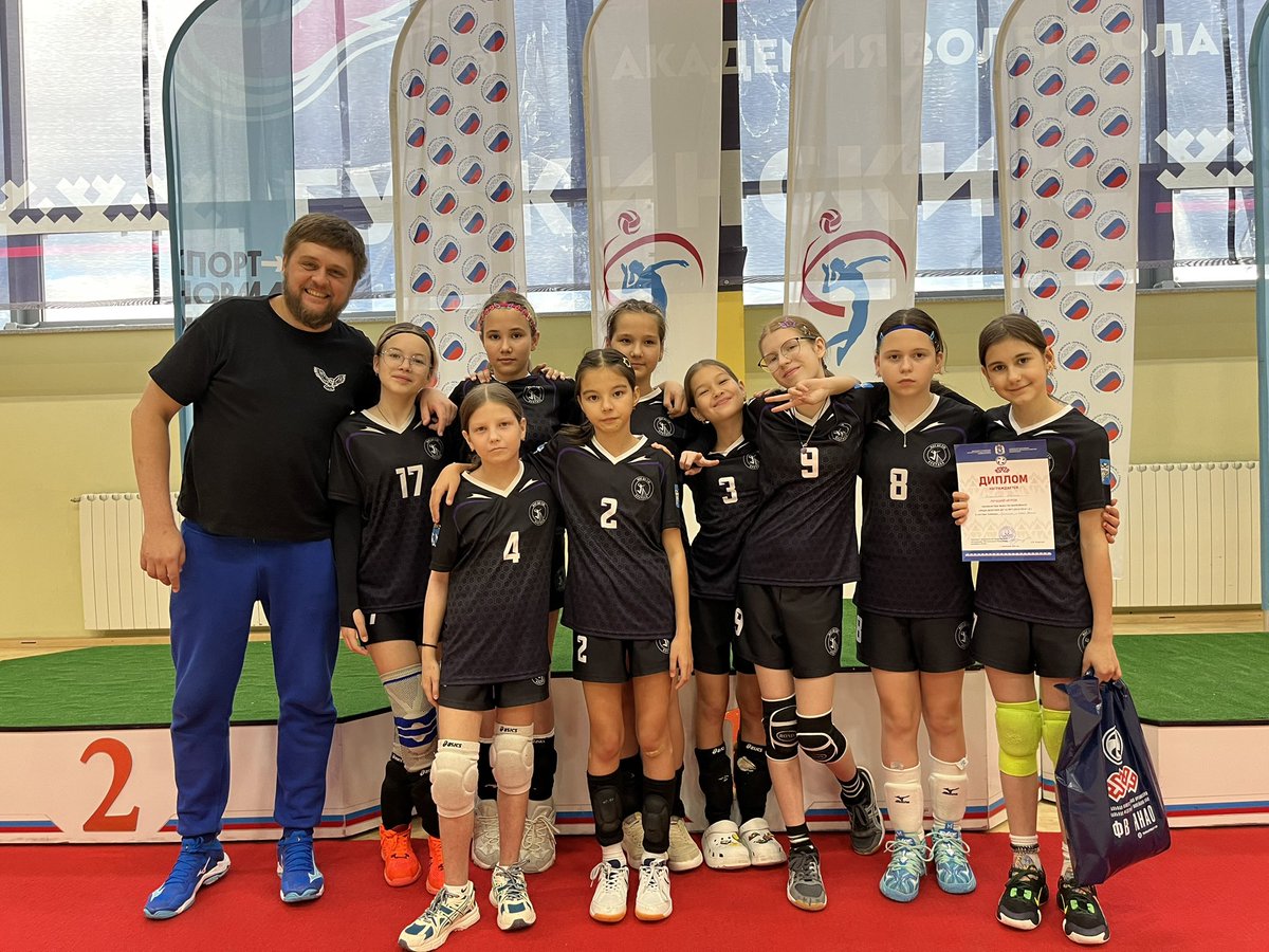 Первенство ЯНАО по волейболу среди девушек до 14 лет, у нас 4 место самое обидное, так как были близки к бронзе , уступили Ноябрьску в 5-ти сетевом триллере 3-2. Работаем дальше 💪🏐✊