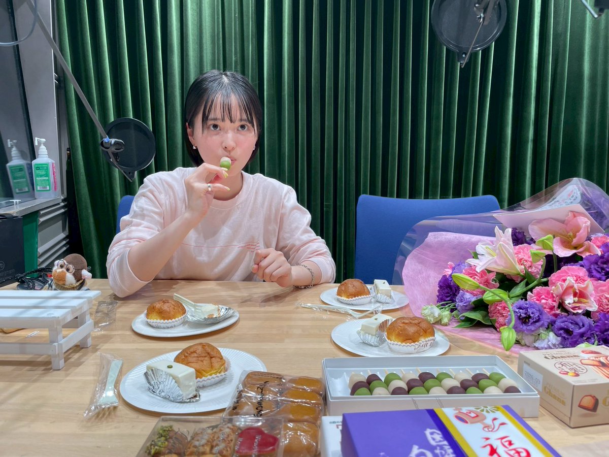 【最終回オフショット📸】

最後の収録日も
スタッフからの差し入れがたくさん🍡

おいしそうにもぐもぐしてました😋

最終回は10月4日（土）まで
radikoのタイムフリーで聞けます👇
radiko.jp/share/?sid=TBS…

#asukoi #飯沼愛