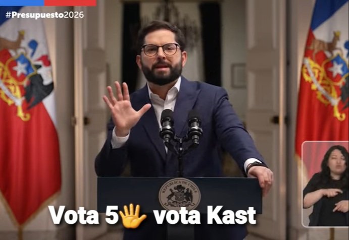 Ferantonia28's tweet photo. @DRESTRUM__Pl --El merluzo @GabrielBoric acaba de anunciar en cadena nacional al próximo presidente de Chile 😂

#Vota5VotaKast https://t.co/tJK05gaVM4
