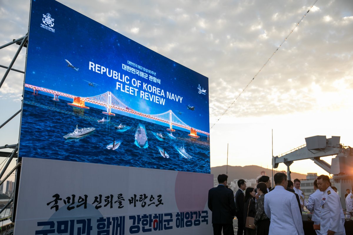 US7thFleet's tweet image. Celebrating the ROK Navy's Fleet Review, the U.S. Navy's 250th Birthday, and the ROK Armed Forces Day. 🇺🇸🤝🇰🇷
U.S. 7th Fleet flagship USS Blue Ridge wrapped a 5-day port visit to Busan, South Korea.
Read more: ow.ly/AWiB50X4JTb
#AlliesAndPartners | #PeaceThroughStrength