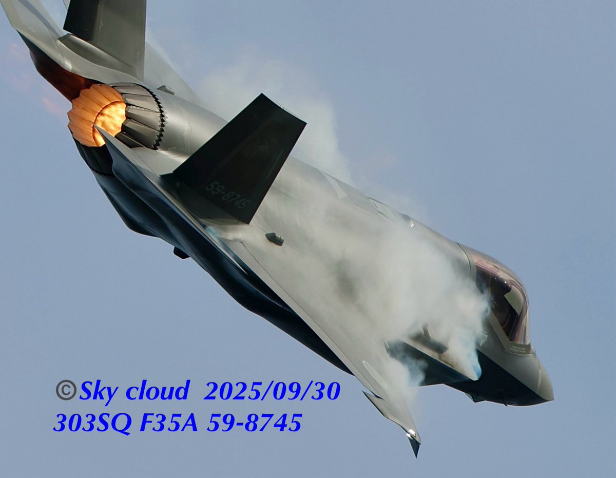 blue2impulse3's tweet image. ✈︎✈︎✈︎✈︎
昨日の３０３飛行隊の機動飛行✈︎✈︎
✈︎✈︎✈︎✈︎
#機動飛行
#ベイパー☁️
#ハイレートクライム 
#はいれーとくらいむ 
#Highrateclimb
#maneuver #maneuverability
#303SQ_OriginalMarking2025 
#第303飛行隊記念塗装機2025  22-8858
#F35A #LockheedMartin  #Lightningⅱ…