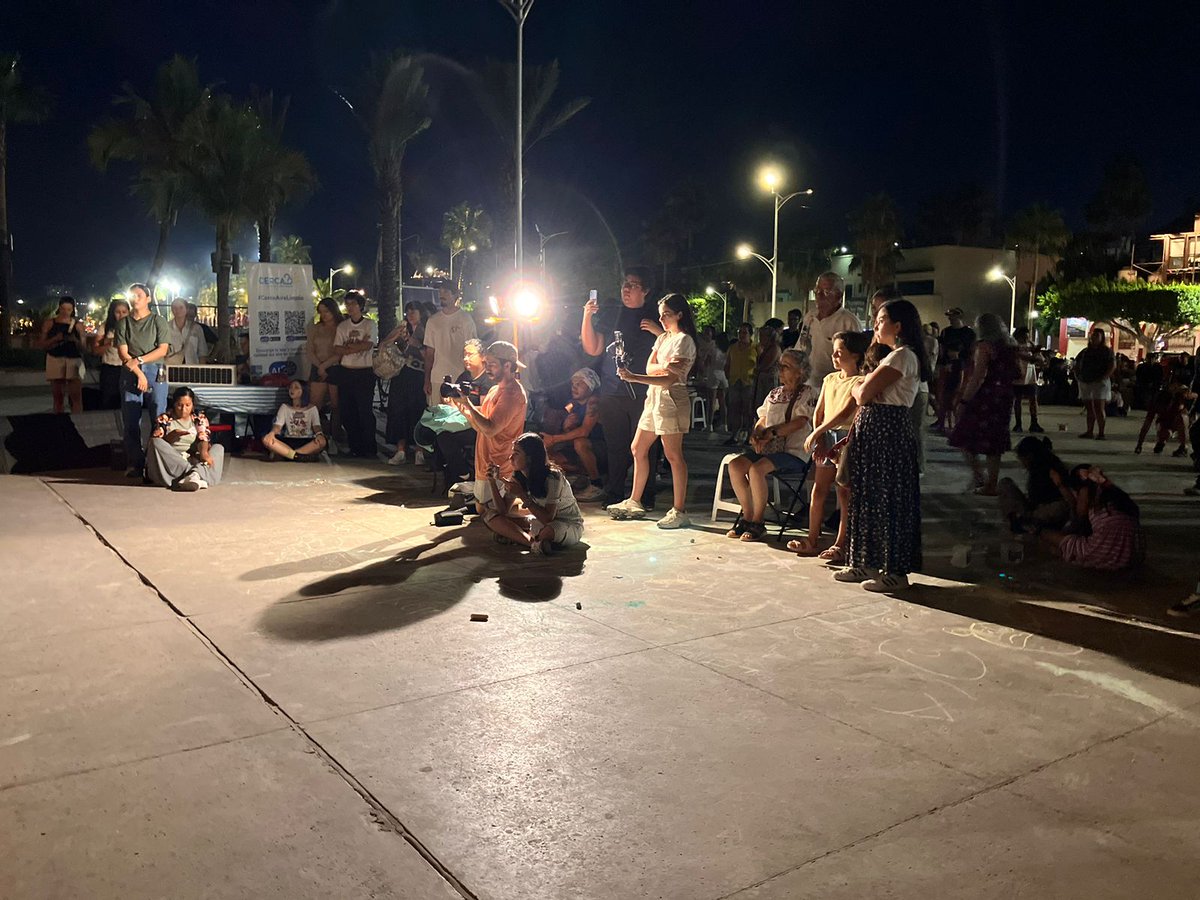 Pajaropolitico's tweet photo. 🔴#Ahora Desde el malecón de La Paz, Baja California Sur, organizaciones como @nuestrofuturoac presentan a la comunidad una estrategia legal inédita que pone a la ballenas como sujetos de derecho para proteger a estos mamíferos marinos de megaproyectos en el Golfo de California.

📸: @VeroSantamariaC