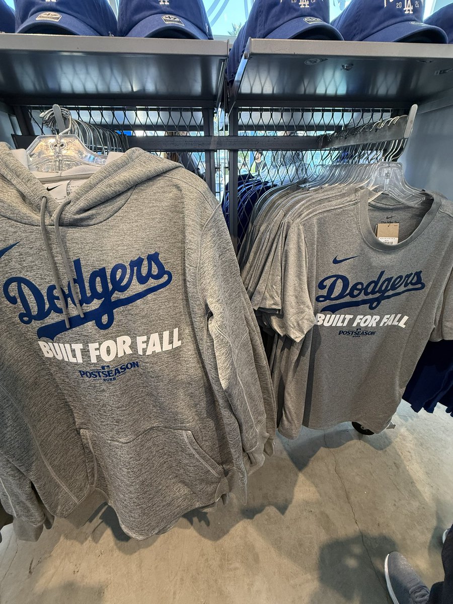sponichi_yanagi's tweet photo. @Dodgers チームストアの様子。ポストシーズングッズ盛りだくさんです💫#BuiltForFall https://t.co/PaktligNSh