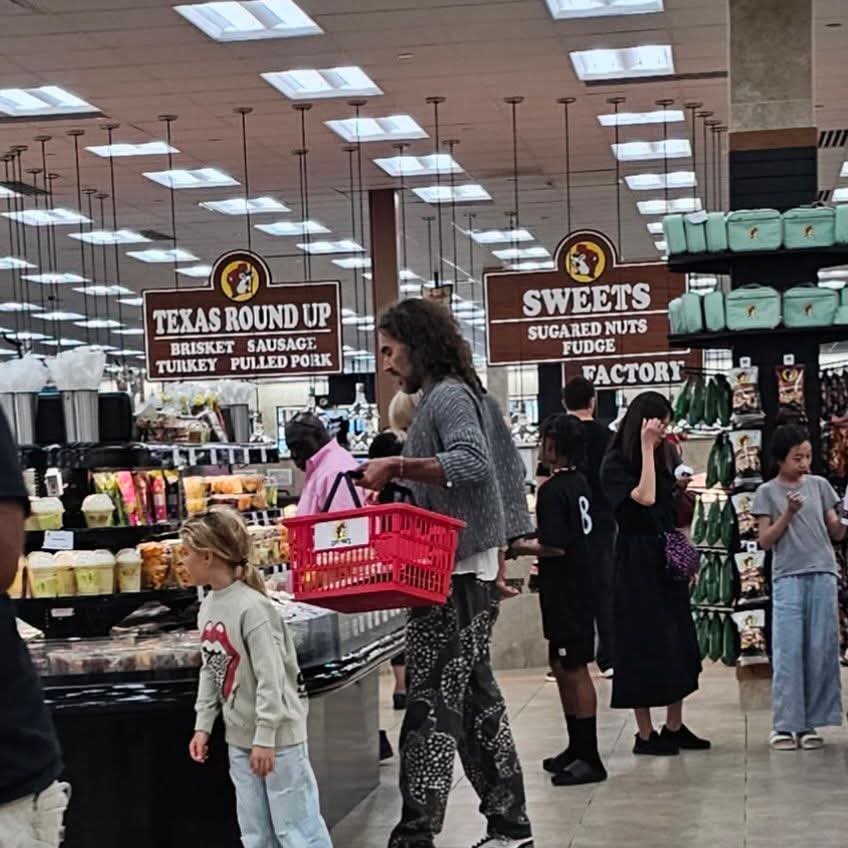 wareaglereader's tweet image. According to Auburn Facebook, this photo was taken (by Lisa Warren) at Buc-ees on Sunday. Pretty on Brand.
