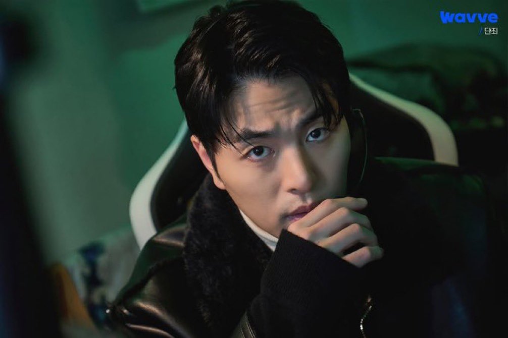 아니 손 진짜 너무 예쁘네