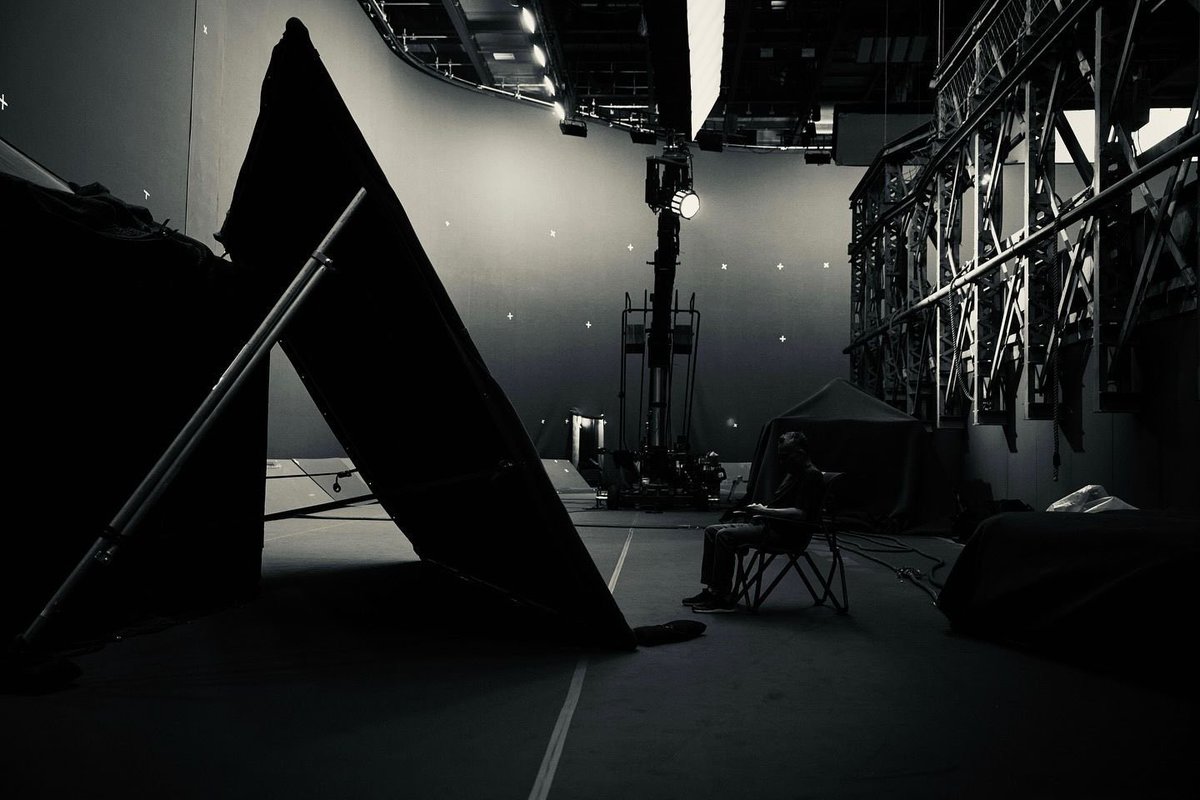 Divzdl's tweet photo. Los hermanos Russo han compartido una imagen del set de 'AVENGERS: DOOMSDAY' según hay un secreto en la imagen 👌🏻🤔

“Mira bien…”

#AvengersDoosmday #avengers #marvel #MCU #ucm #movie https://t.co/W9HSRoksnk
