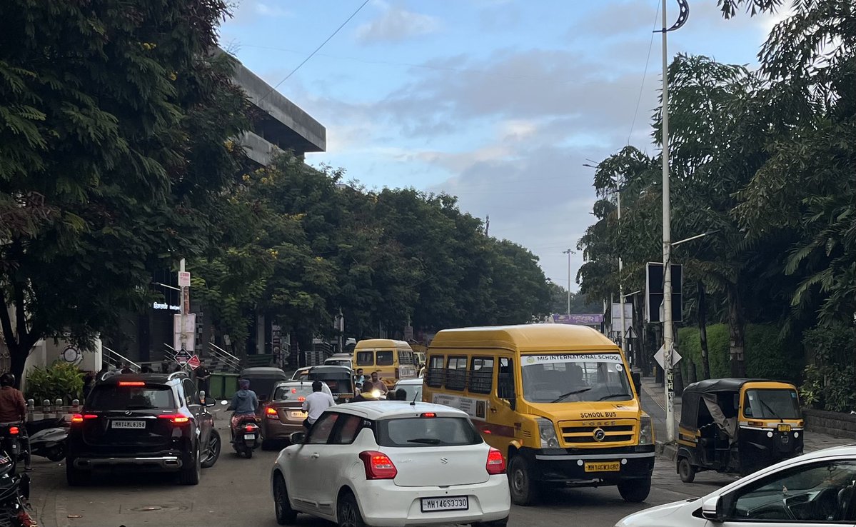 TeaChaiLa's tweet image. Oh Pimpri-Chinchwad, what should I look at first? The concrete roads with no potholes, wide footpaths, lane markings, green cover? Or this traffic at 7 AM everyday? Still #PCMC is a model for urban development.