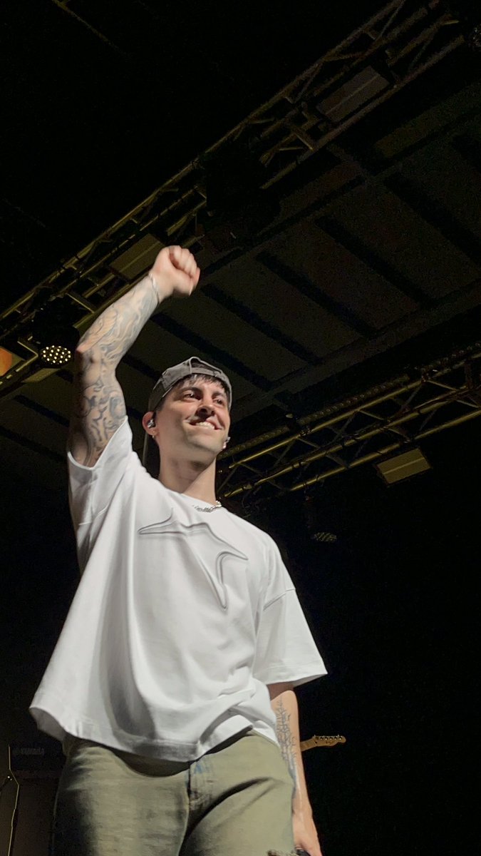 feliz cumple a el 🤍 una persona realmente bondadosa y hermosa. tiene un corazón increíble y no me arrepiento de haberlo conocido más de cerca, porque lejos de llevarme una decepción, terminé admirándolo y queriéndolo aún más 🤍