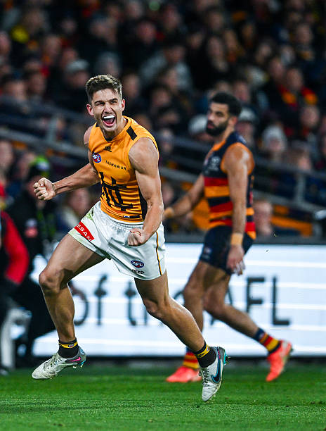 Tremendous news with Sam Butler opting to stay at <a href="/HawthornFC/">Hawthorn FC</a> for the next 2 years.

Has fought his way back from adversity and became a key part of our winning finals run 🤎💛

#gohawthorn #Hawks