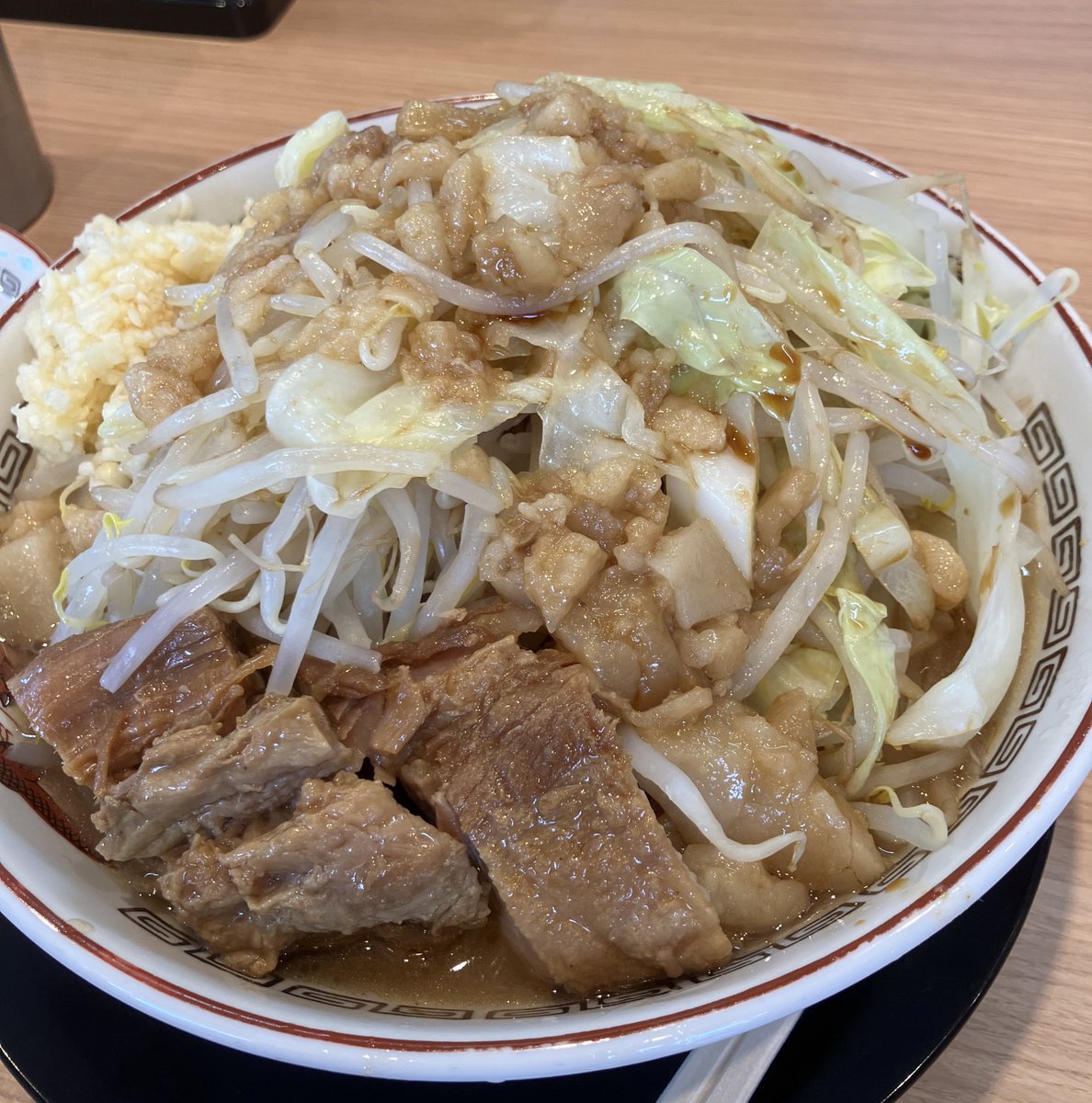 本日はお休みを頂いております🙆‍♂️
スタッフに誘われラーメンに❗️
#コスパは最強
#おじさんでもいけるのか
#夜ご飯はもういらない