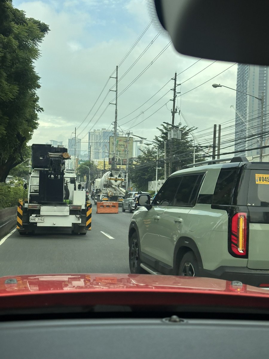 No prior warning. No whatever. Just a barrier in the middle of the road. <a href="/MMDA/">Official MMDA</a>