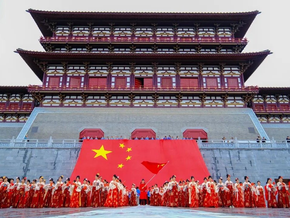 Visit_Henan's tweet photo. Celebrating the 76th anniversary of the founding of the People's Republic of #China, Henan has turned to the most beautiful "Chinese Red"! Wishing our country everlasting peace, prosperity, and flourishing! #GoldenWeek #Henan #HenanTravel #ChineseRed https://t.co/pFC6T6YiuB