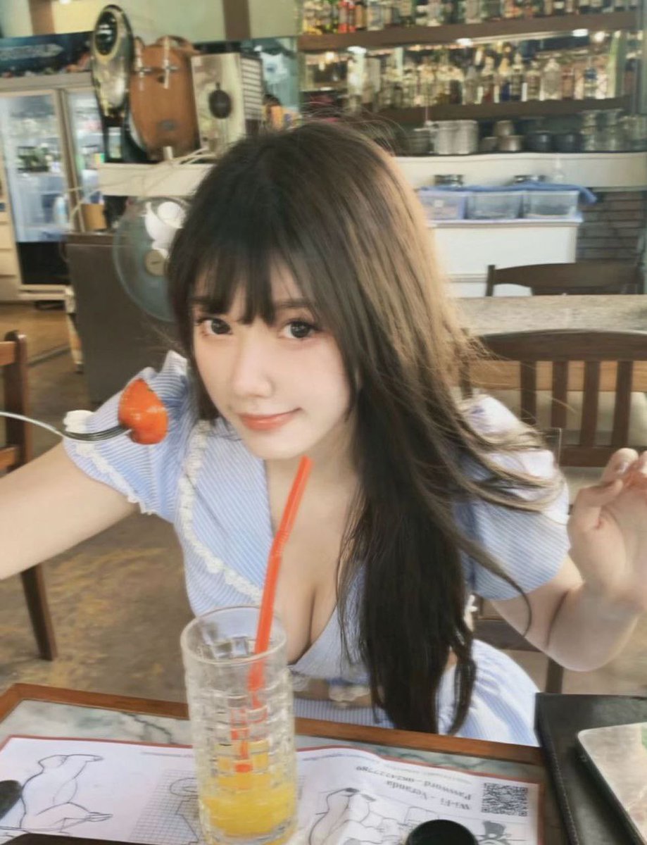 福利姬灵灵全球cos外围经济（全国独家资源）分享的黄推图片2 - 网红私拍内容