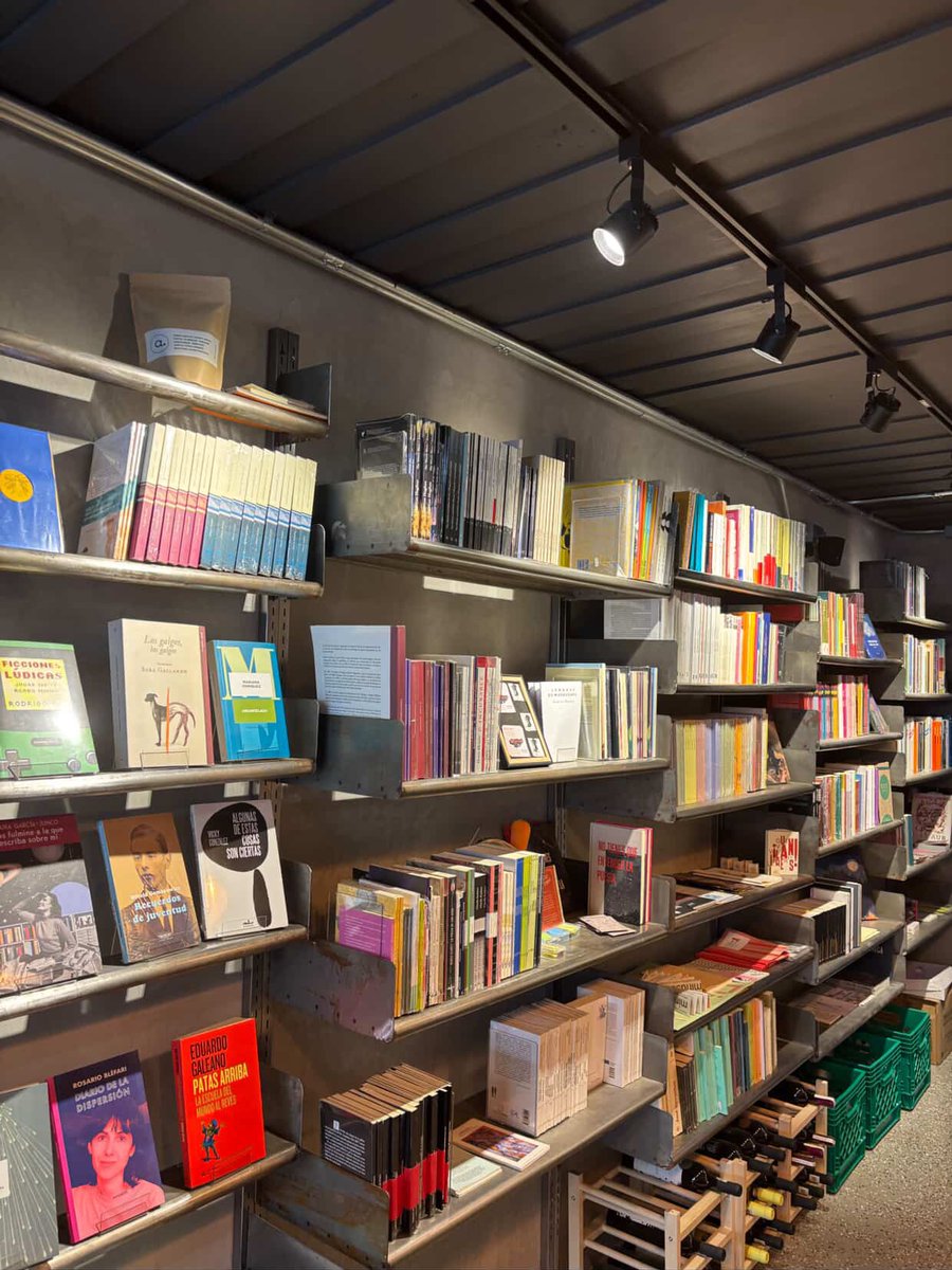 ¿Quién vive en el sur de la Cdmx? Para que vayan a visitar Arquetipo y por allá encuentran mi poemario que anda agotado en otros lados. 

Me comentan que la dirección es empresa 91 insurgentes Mixcoac ✨💌✨