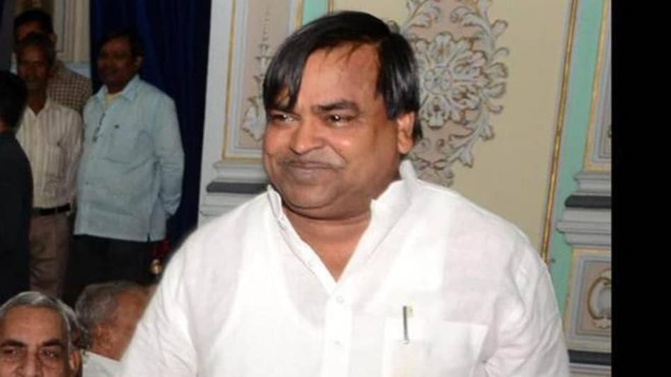 पूर्व मंत्री गायत्री प्रजापति पर जेल मे जानलेवा हमला सरकार के क़ानून व्यवस्था की नाकामी हैँ गरीब कुंभार परिवार से आने वाले गायत्री प्रजापति की राजनीतिक हैसियत बढ़ना सामंतवादी वर्चस्ववादी ताकतों को रास नहीं आता इसलिए उनको वर्षो से जेल की सलाखों मे डाल कर दमन किया जा रहा हैं..