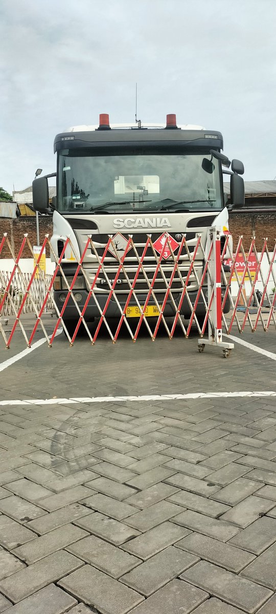 <a href="/salam4jari/">salam4jari</a> Armada truk BBM ini akan bertahan biarpun ga jalan dan akan tetap hidup sambil nunggu si paling monopoli dengan laba bersih cuma US $ 3.13 M  berpikir, bahwa perusahaan yg dilawan punya laba bersih US $ 23.72 M, ibarat semut pengen injek gajah 😂😂