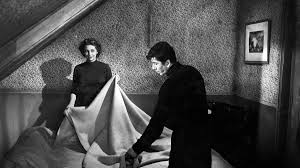 merlinpapin3's tweet photo. .@FredOL69007 .@tbarnaud Voici mon TOP12 des films du Réalisateur #JacquesBecker
12 – Rue de l'Estrapade de Jacques Becker (1953) avec Anne Vernon Louis Jourdan Daniel Gelin Françoise Honorat Micheline Dax Jean Servais
Françoise, l'épouse d'Henri Laurent, un pilote de course, apprend par une amie que son mari la trompe. Elle le quitte va habiter dans un meublé, rue de l'Estrapade. Là, elle rencontre Robert, un musicien sans le sou qui tente de la séduire. Bien que troublée, elle restera fidèle à son mari, vers qui elle reviendra.