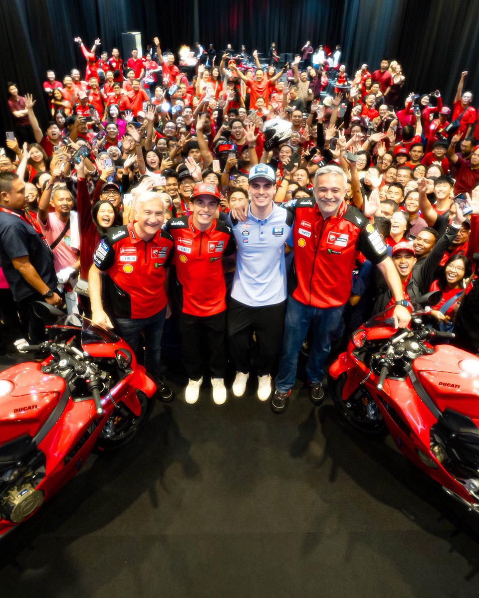 ducaticorse's tweet photo. Terima Kasih @ducati_id ❤️🇮🇩
It was a pleasure visiting you in Jakarta✌️

#ForzaDucati #DucatiLenovoTeam https://t.co/3yMhoedPC5