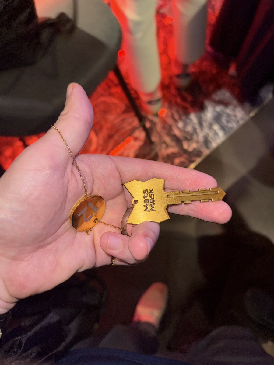 0xEulers's tweet image. Had a fun and magical time at the @MetaMask #Token2049  event — it felt like a school field trip, ending with the thrill of being among the first to try their new product.
MetaMask was my very first crypto wallet, and years later, witnessing this major launch feels truly special.…