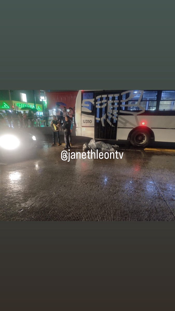 janethleontv's tweet image. Muere atropellada Jimena Santa Flores Rivera, estudiante de la #BUAP, fue arrollada por una unidad del sistema RUTA en la 11 sur. 

#Noticias #Puebla