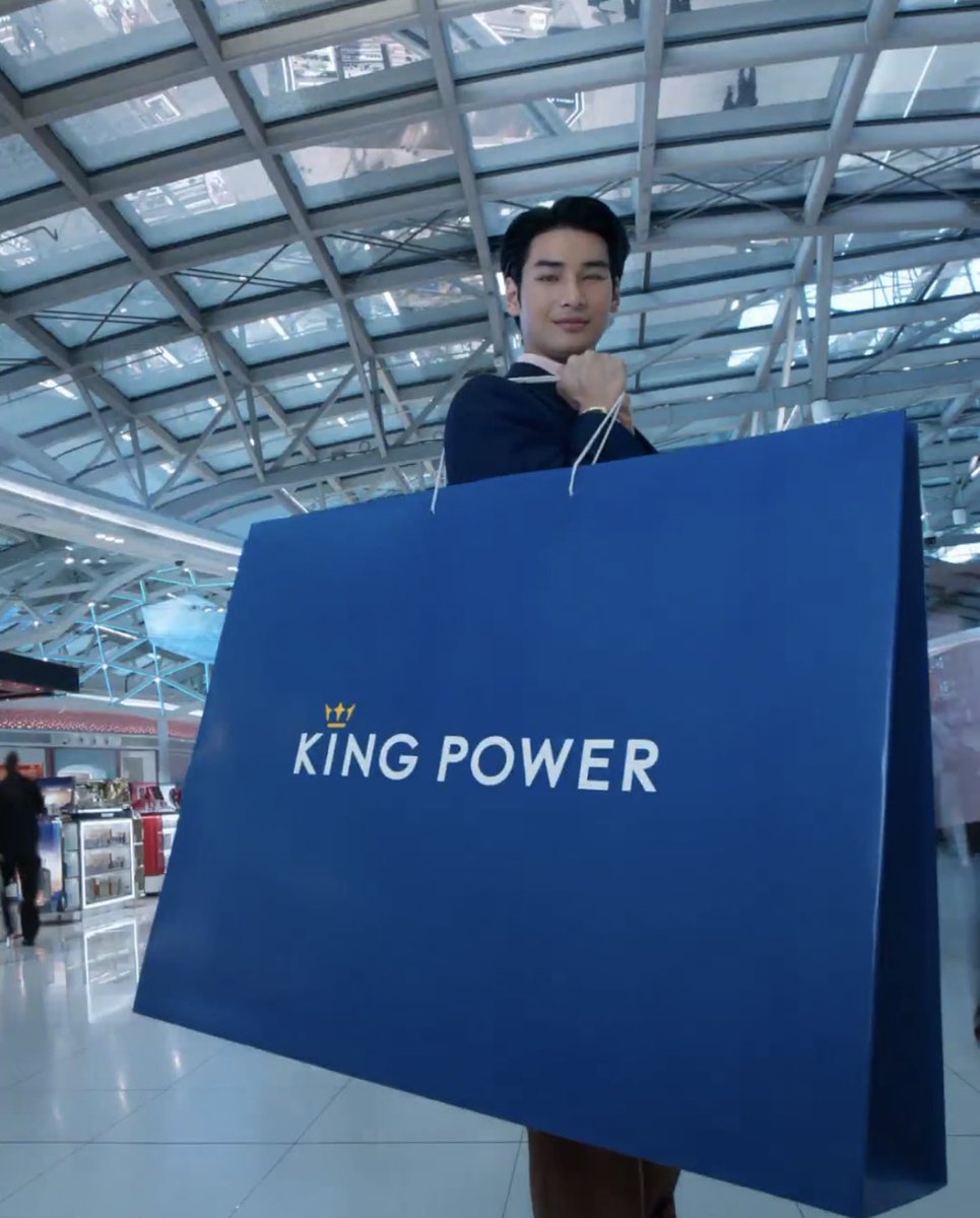 TarotYouuuu's tweet photo. มึง น้องอาโป หล่อมาก เป็นพรีเซนเตอร์ของ King Power แล้ว น้องคือความภาคภูมิใจของคนไทยแล้วจริงๆ !!!!!
#ApoNattawin #POWERPASSxAPONattawin
#KingPowerPOWERPASS https://t.co/mH8JkdZUue