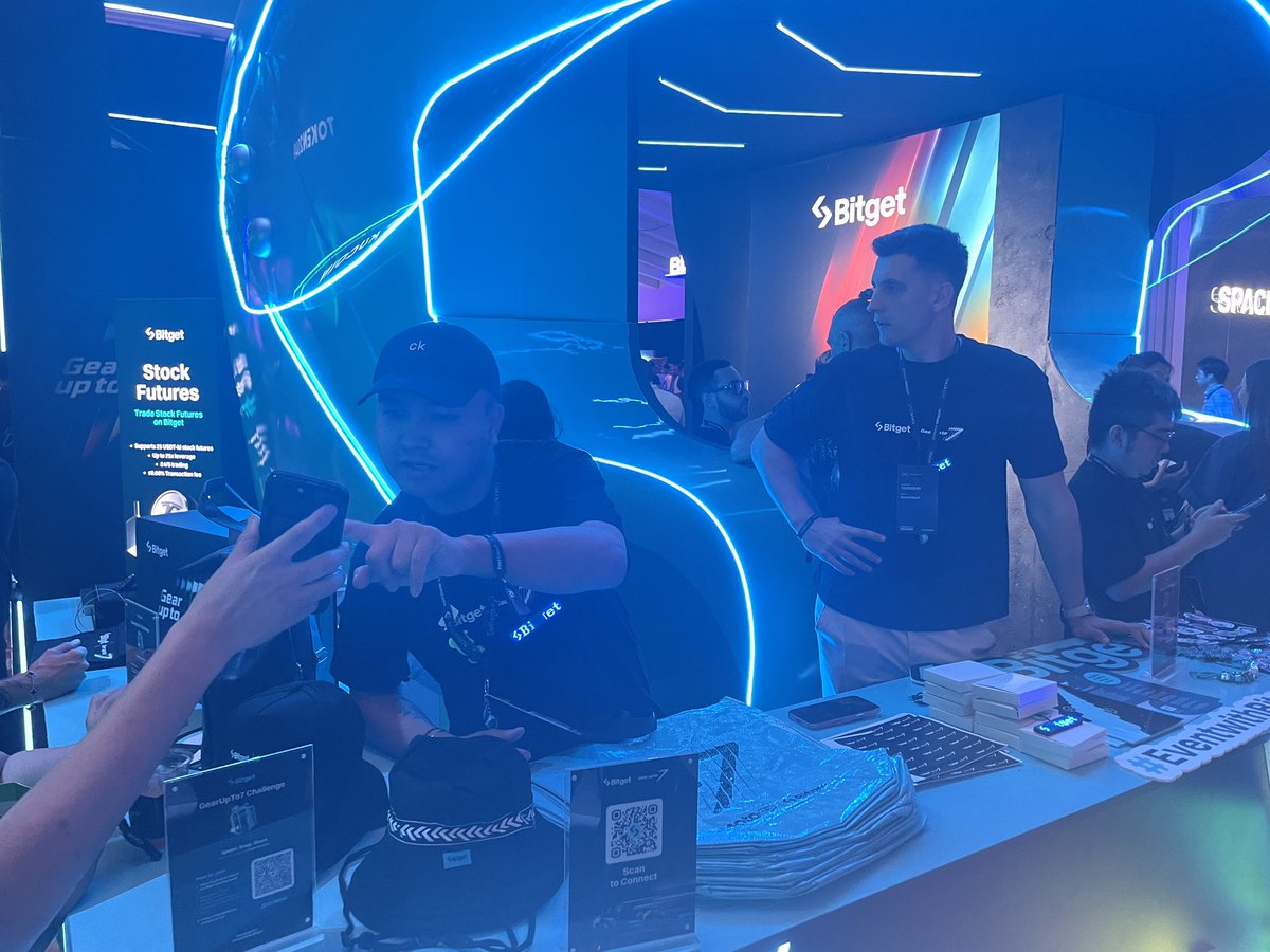 Celebrating #BitgetTurns7 here at #Token2049 🎉

Happy 7th birthday @bitgetglobal! 🎂

#GearUpTo7 #EventWithBitget