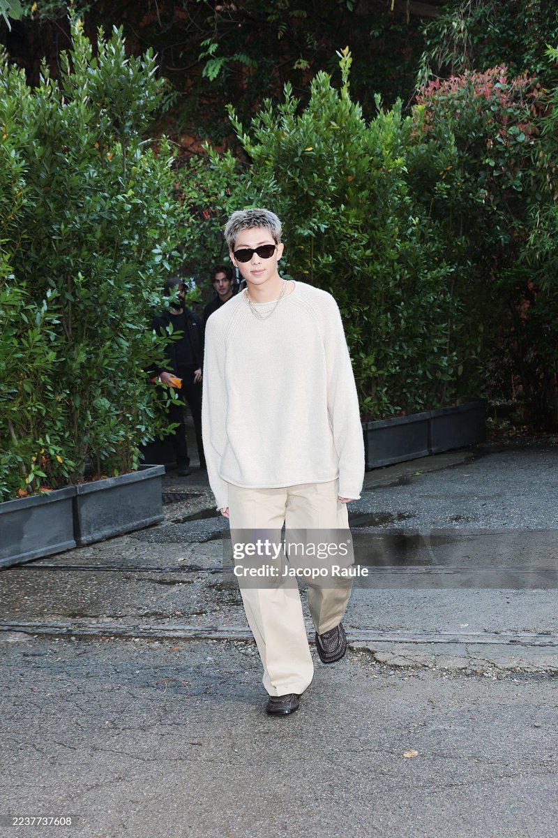 monienyamjun's tweet photo. Suka banget cara Kim Namjoon jalan di sini. 

RM AT MILAN FASHION WEEK
RM FIRST BV AMBASSADOR
RM X BOTTEGA VENETA
#RMxBottegaVeneta 
#RMxMFW25 
#RMatMFW #RMatMilanFashionWeek 
#BTSRM #방탄소년단RM https://t.co/Ud7aiVoA7j