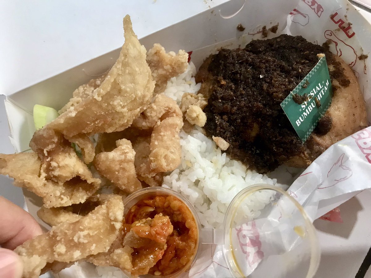stuborngvrl's tweet photo. semoga yang nyiptain ayam goreng Mak Dura masuk surgaa😭🙏🏻 terimakasih banget ya udah buat Mak Dura didunia ini🥲enak banget woy ga bohong🫶🏻 🥰 https://t.co/xEu2lzwmQ8