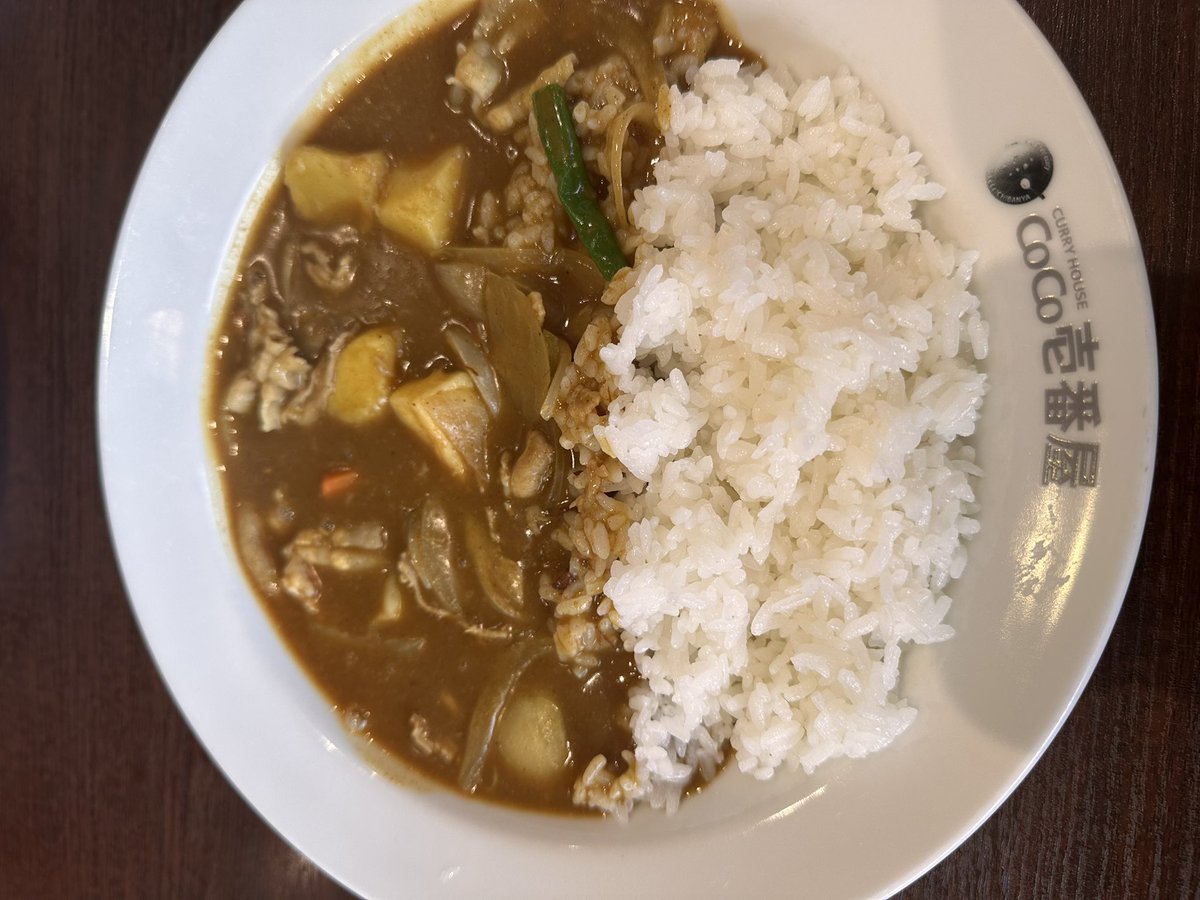 chi_ha24s's tweet photo. CoCo壱初！
兄者さんカレー美味しい😋
#2BRカレー決戦　#兄者カレー https://t.co/gSbIc6iHVO