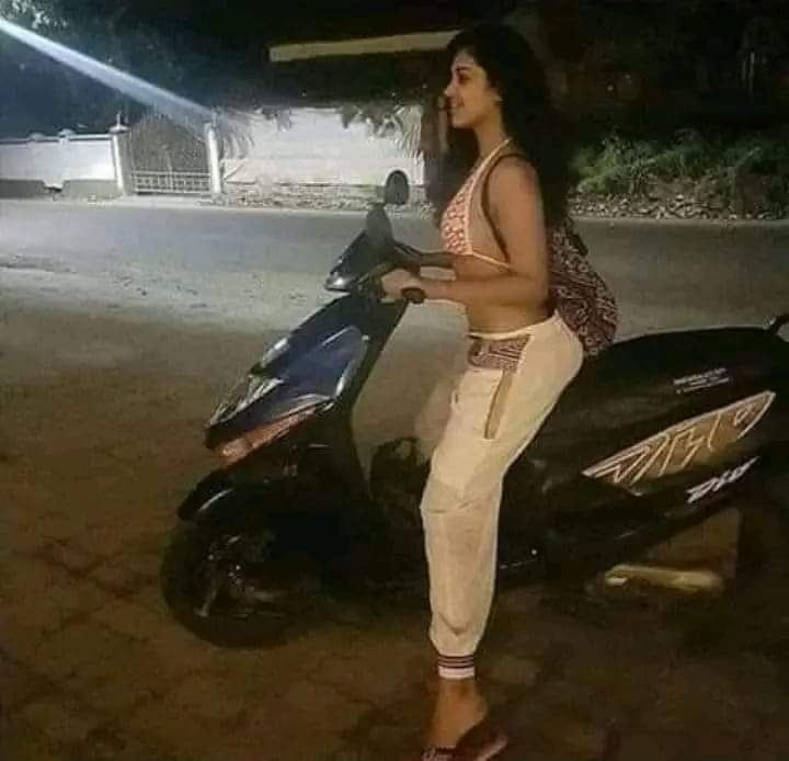 कडवी सच्चाई माफी चाहूंगी इस पोस्ट को पहले पूरा पढ़ लेना...जो लड़किया कम कपड़े पहनती है, उनके लिये एक पिता की ओर से समर्पित :

एक लड़की- को उसके पिता ने iphone गिफ्ट किया..
दूसरे दिन पिता ने लड़की से पुछा, बेटी iphone मिलने के बाद सबसे पहले तुमने क्या किया..?

लड़की :- मैंने
