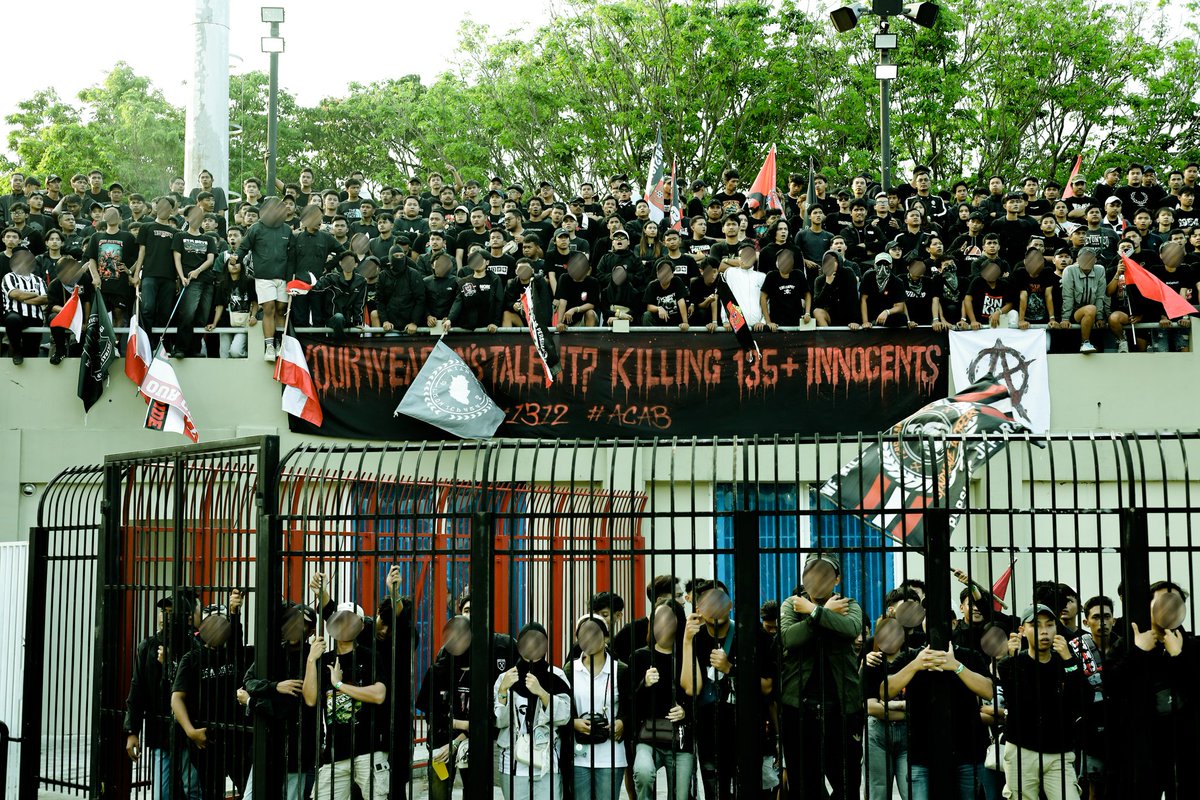 CNSyndicate's tweet photo. Menolak Lupa dan Jangan Berhenti Menyuarakan Tragedi Kanjuruhan . 135+ bukan hanya angka tapi nyawa manusia.

Usut Tuntas !

#KanjuruhanBelumTuntas 
#135NeverForget 
#KanjuruhanDisaster https://t.co/gIVr7PaHzL