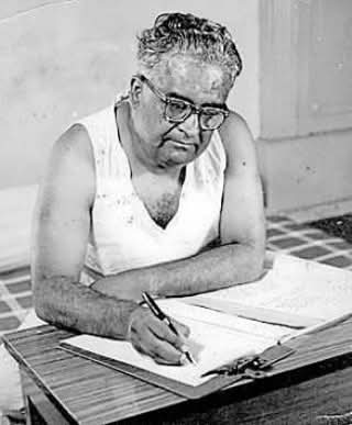 mandar_tarangan's tweet photo. प्रख्यात दिवंगत कवी, गीतकार ग. दि. माडगूळकर यांचा 1 ऑक्टोबर 1919 हा जन्मदिन. 'तारांगण' परिवारातर्फे त्यानिमित्ताने माडगूळकर यांना आदरांजली. माडगूळकर यांचे तुमच्या आवडीचे चित्रपट, गाणी आम्हाला कमेंटद्वारे कळवा नि आमचे तारांगण चॅनेल लाइक, शेअर, फॉलो नि सबस्क्राईब करा
#gdmadgulkar https://t.co/ypor1xCTx4