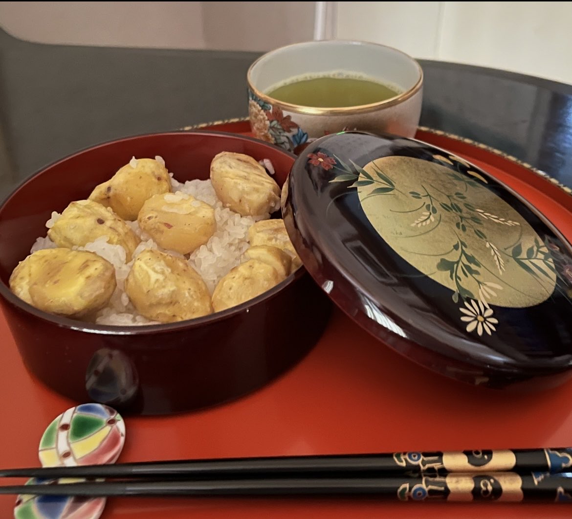秋ですね。🌾🌰
栗を使って、栗おこわ作りました。
もち米と栗の甘みが最高です。
