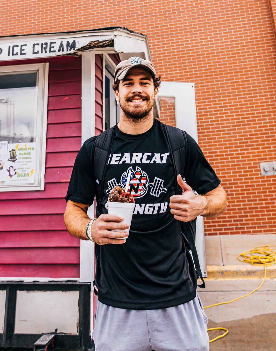 NWBearcat_FB's tweet image. Brining the summertime vibes all season long 😎

Thanks @koolkatsville for coming out tonight! 

#OABAAB || #NWMSU || #RISE