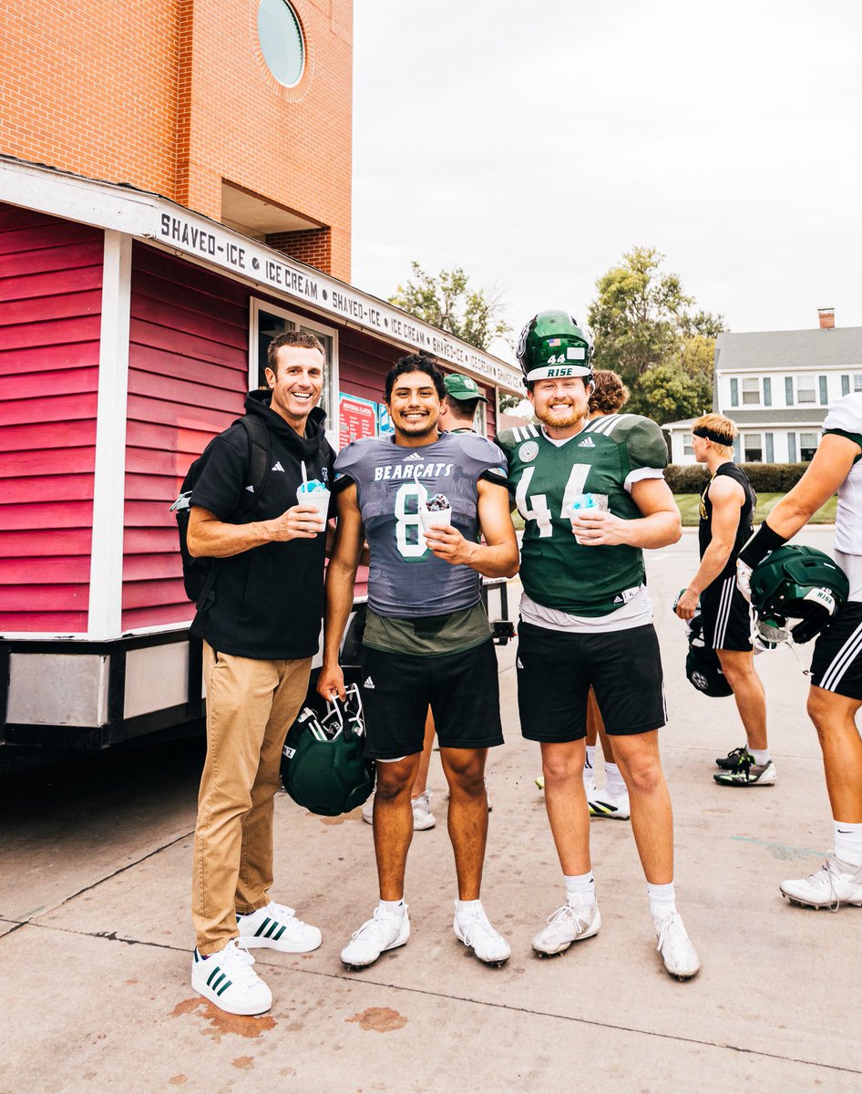 NWBearcat_FB's tweet image. Brining the summertime vibes all season long 😎

Thanks @koolkatsville for coming out tonight! 

#OABAAB || #NWMSU || #RISE