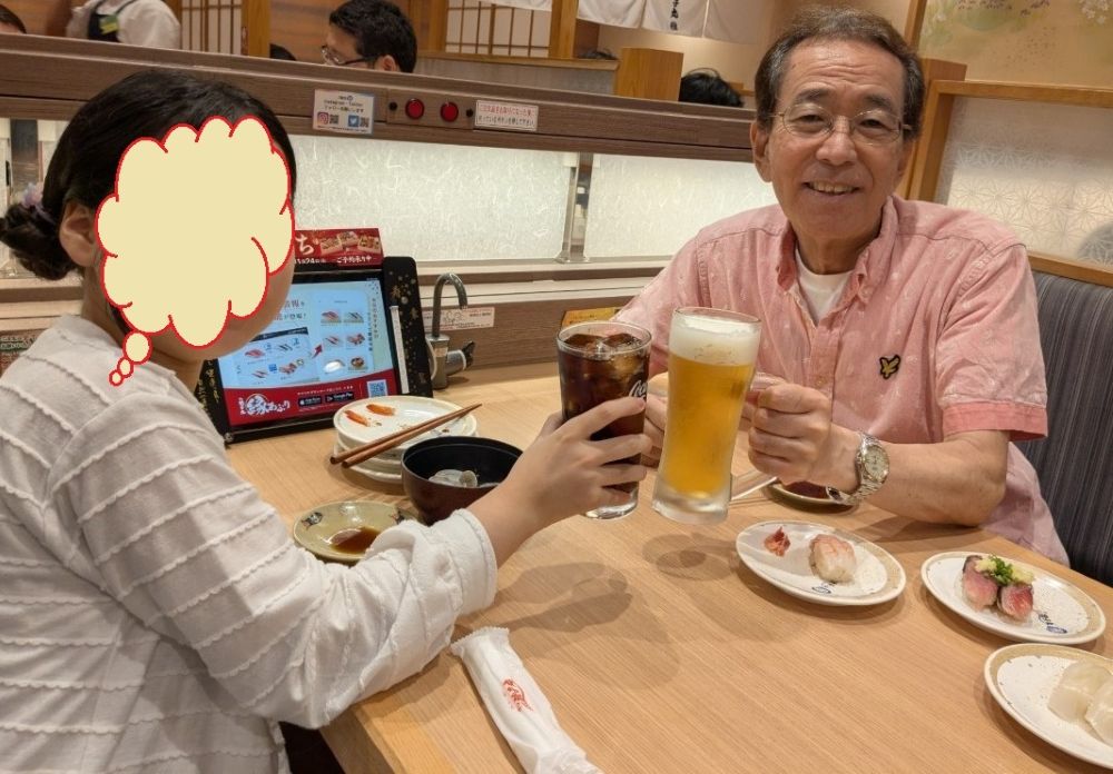 昨日は長女が“1ヵ月遅れの敬老の日”
を私が大好きなお寿司をご馳走して
祝ってくれました🍣🥰

3連休の最終日で混雑してると思い
早目に寿司屋さんに行きました👨‍👩‍👧
早目に行って正解でした～👍
直後に空き待ちの列ができた…😅💦
嫁さんが来れなかったけど…😢
楽しかったよ～😂
