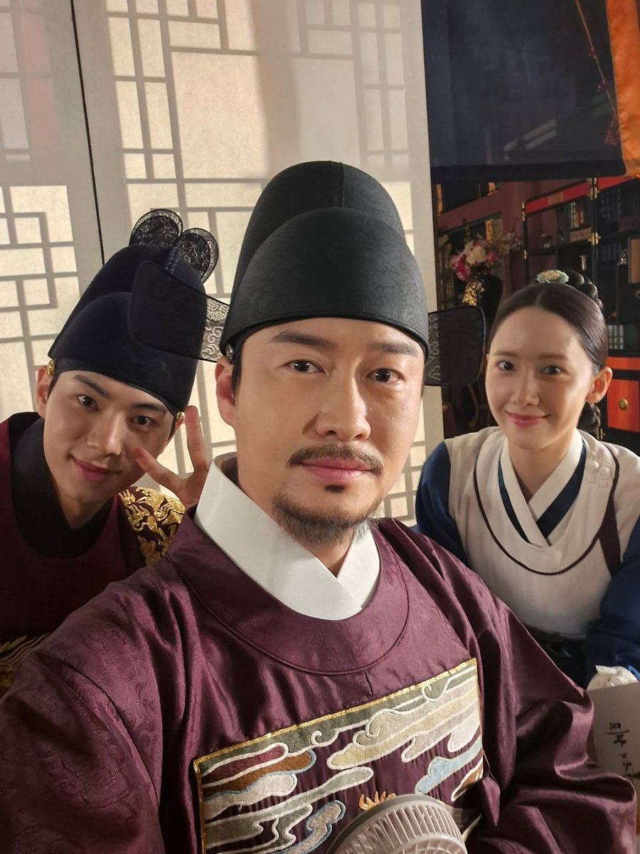 1youstar's tweet photo. 폭군의 셰프 임송재, 오의식 인터뷰 임윤아 언급 

윤아는 드라마 '빅마우스' 때부터 봐왔는데, 내공이 느껴진다. 가수, 배우로서 정상 자리에 있었지 않냐. 그런 정상의 자리에서 오랫동안 이뤄내고 버텨온 시간에 대한 내공이 느껴진다. 되게 단단하고, 흔들림이 없다.

힘들거나 슬프거나 안 좋은 일 있었을 때도 잘 이겨내지만, 사실 사람이 많이 흔들릴 때는 기쁘고 좋고 행복할 때다. 
칭찬을 많이 받고 좋은 일이 많아지면 들뜨기 마련이다. 그럴 때도 그 친구는 흔들리지 않더라.

윤아는 힘들어하는 모습을 본 적이 ��다. 어떻게 보면 제일 힘들었을 사람인데 힘든 내색 없이 항상 웃고 있다.
또 가장 힘든 포지션이고 주인공인데 본인만 받는 배려를 ��편해한다. 너무 피곤해서 스케줄을 조정해 늦게 나올 수 있었을 법한데 그러지 않았다. 훌륭한 친구다. 앞으로의 윤아가 타이틀롤을 맡을 작품이 더 기대가 된다.