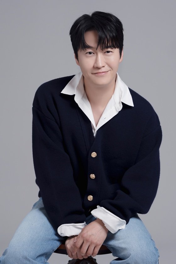 1youstar's tweet photo. 폭군의 셰프 임송재, 오의식 인터뷰 임윤아 언급 

윤아는 드라마 '빅마우스' 때부터 봐왔는데, 내공이 느껴진다. 가수, 배우로서 정상 자리에 있었지 않냐. 그런 정상의 자리에서 오랫동안 이뤄내고 버텨온 시간에 대한 내공이 느껴진다. 되게 단단하고, 흔들림이 없다.

힘들거나 슬프거나 안 좋은 일 있었을 때도 잘 이겨내지만, 사실 사람이 많이 흔들릴 때는 기쁘고 좋고 행복할 때다. 
칭찬을 많이 받고 좋은 일이 많아지면 들뜨기 마련이다. 그럴 때도 그 친구는 흔들리지 않더라.

윤아는 힘들어하는 모습을 본 적이 ��다. 어떻게 보면 제일 힘들었을 사람인데 힘든 내색 없이 항상 웃고 있다.
또 가장 힘든 포지션이고 주인공인데 본인만 받는 배려를 ��편해한다. 너무 피곤해서 스케줄을 조정해 늦게 나올 수 있었을 법한데 그러지 않았다. 훌륭한 친구다. 앞으로의 윤아가 타이틀롤을 맡을 작품이 더 기대가 된다.