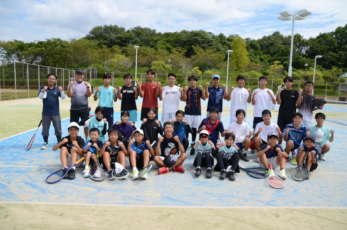 khkyp973's tweet photo. ９月27日、28日にかけて開催した江田島ソフトテニスフェスティバル、無事、閉幕しました☺
見て強！からウッチーに来てもらい、たくさんの子どもたちや大人が技術を学びました！
第２回サンライズ江田島カップも小雨の中でしたが、参加者が交流を深めるよい大会になりました✨ https://t.co/73QaCGVfht