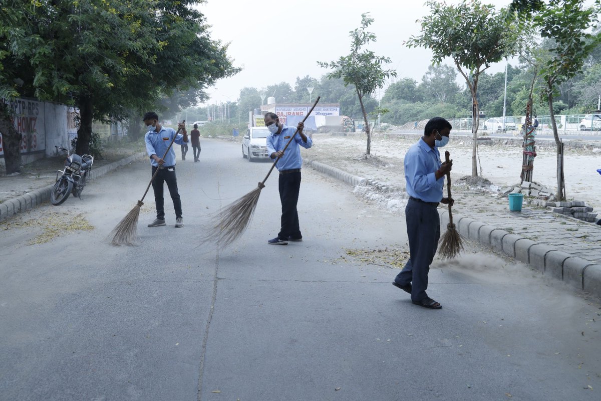 आयुक्त श्री रेयाज़ अहमद ने बच्चों को स्टेशनरी किट वितरित की। संयुक्त आयुक्त व स्टाफ की सक्रिय भागीदारी से पूरे क्षेत्र की सफाई एवं कूड़ेदान की स्थापना की गई।
#SwachhataHiSeva2025