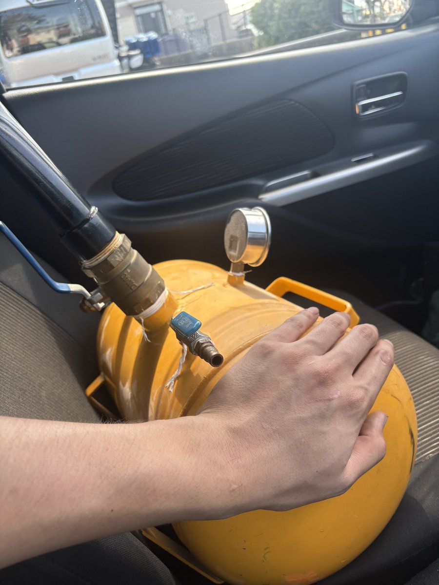BPM15QCY8ER's tweet photo. 信号待ち対向車線の車に楽しそうなカップルが乗っていた　恋人同士か　それとももう夫婦か

年もオレと同じぐらいだった、対し助手席にチーターをのせ、作業着のオレは惨めに見えただろう・・ だが 

オレの方が絶対に幸せだと思った https://t.co/KXLfX4BR5w